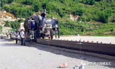 機器轉向系統的電子傳感器追蹤沿結構物設置的基準線??梢赃x裝維特根新型 AutoPilot 自動導航系統